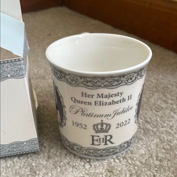 Queen Elizabeth Platinum Jubilee Fine China Mug - Picture 10 of 13